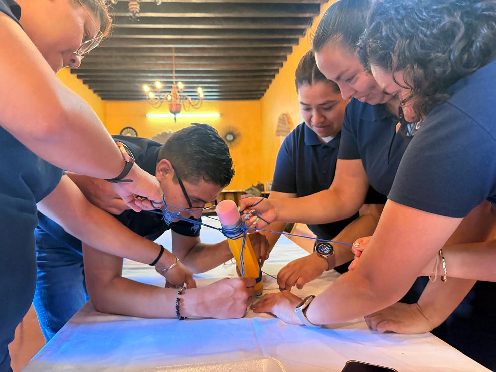 Equipo resolviendo un reto en un taller de Auker Training