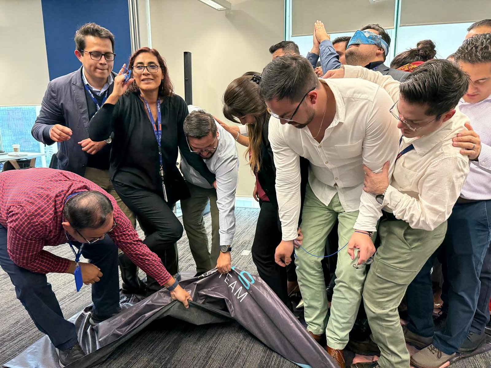 Equipo en una dinámica de colaboración