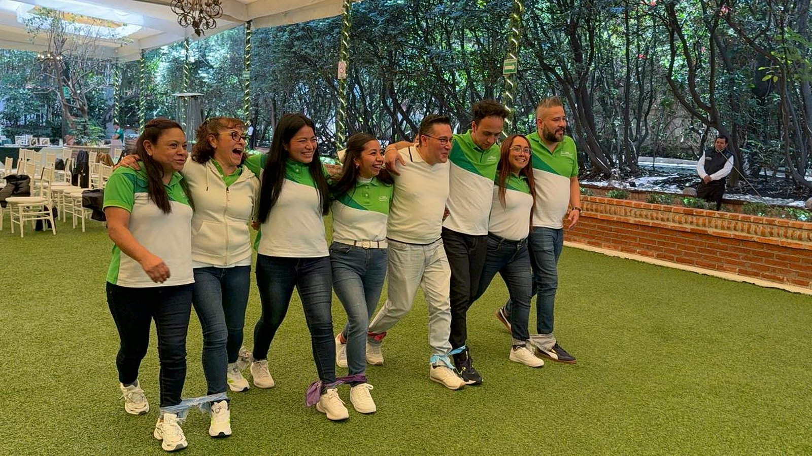 Equipo celebrando al cierre de una dinámica al aire libre