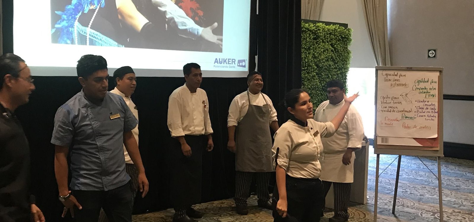 Facilitadora AUKER conduciendo una dinámica con personal de cocina
