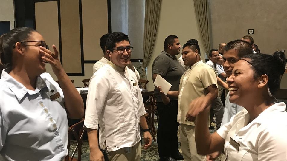 Colaboradores de hotelería en una sesión de capacitación