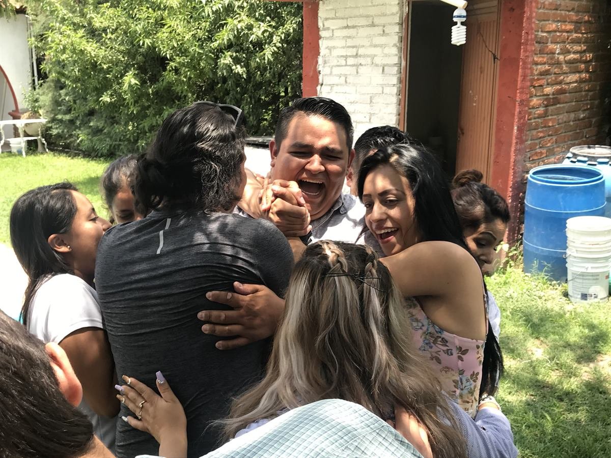 Abrazo grupal durante una dinámica de aprendizaje experiencial