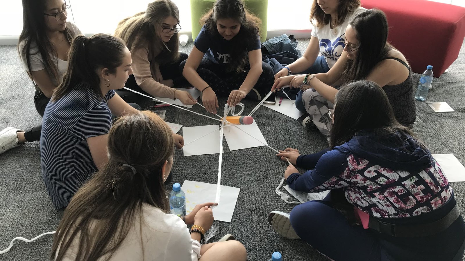 Participantes resolviendo un reto en equipo durante una dinámica vivencial