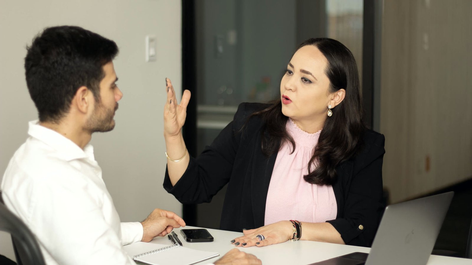 Consultora AUKER en una sesión de trabajo con un cliente