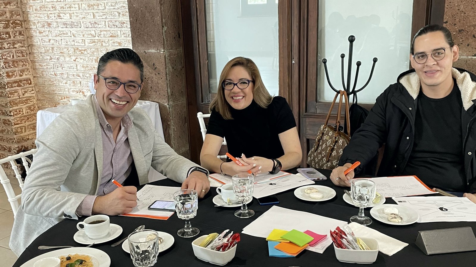 Directivos en una mesa de trabajo durante un programa AUKER
