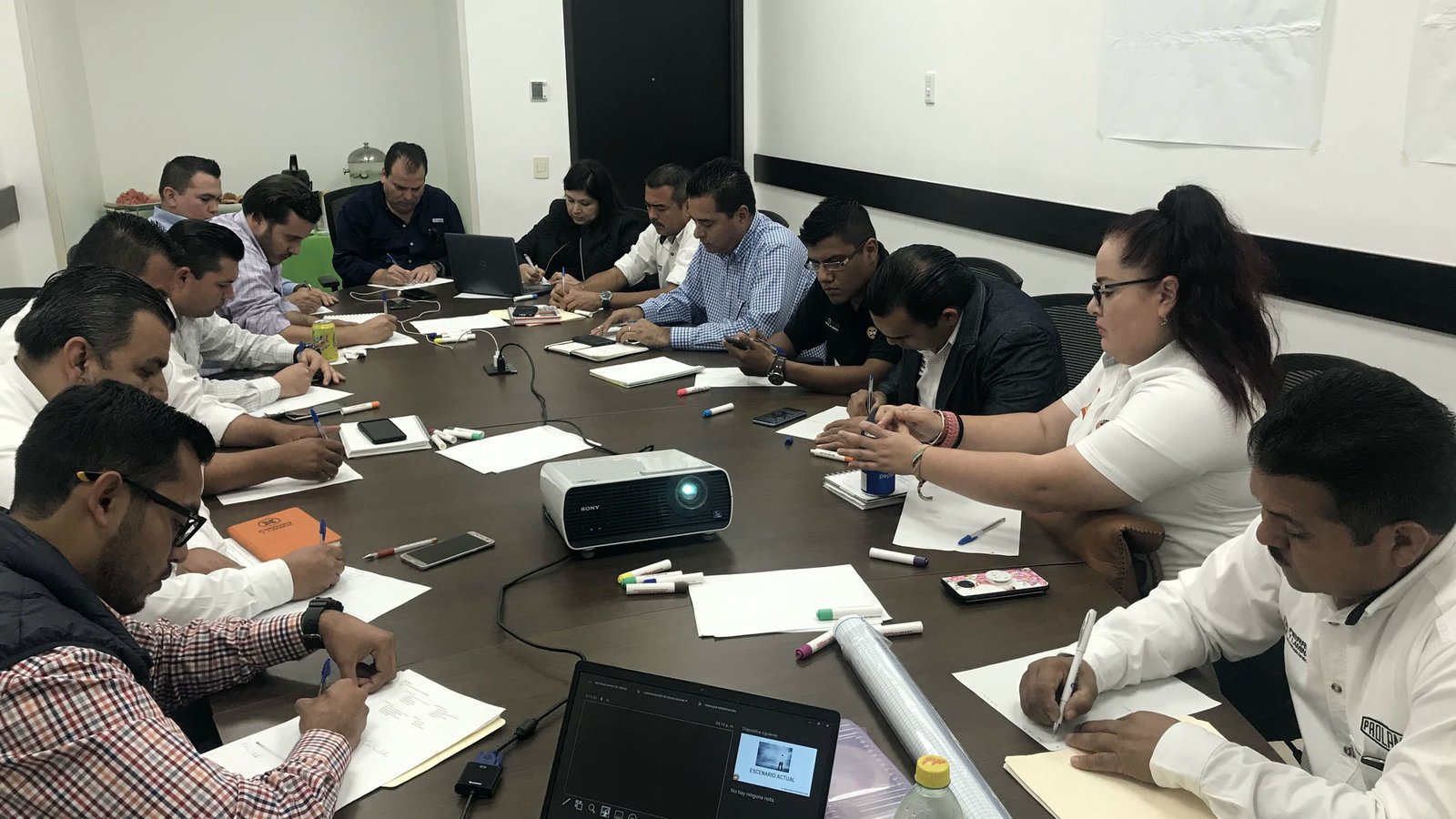 Equipo directivo trabajando en una sala de juntas