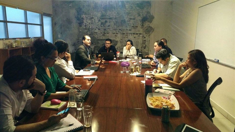 Equipo de trabajo en una sesión de profesionalización
