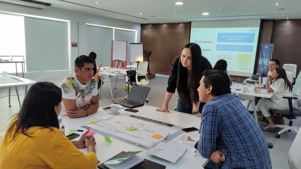 Mesa de trabajo de estrategia con directivos