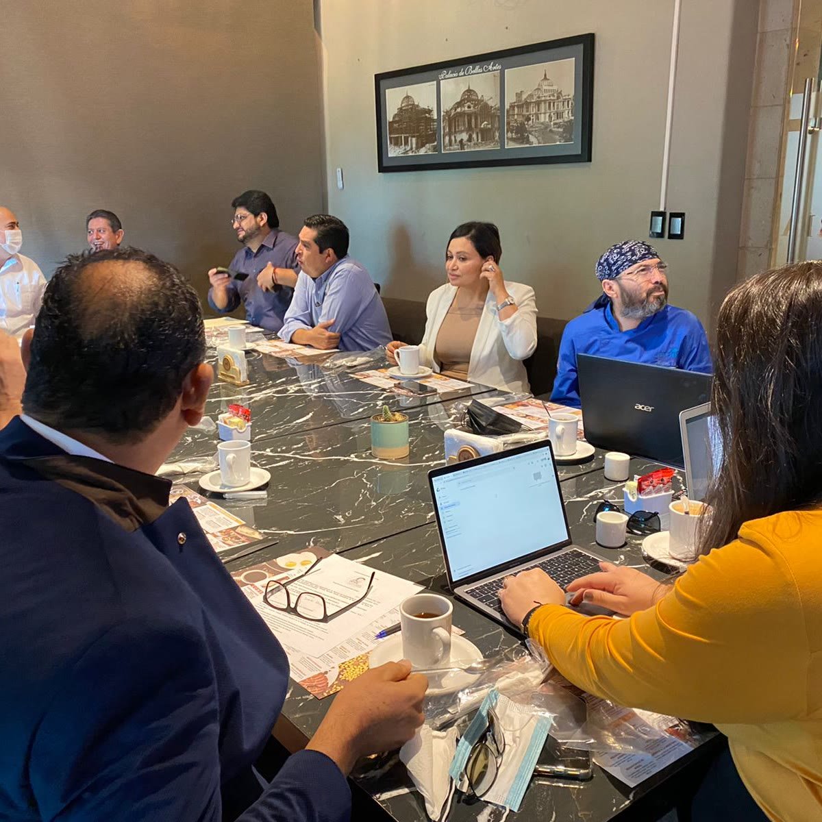 Mesa de trabajo con un equipo directivo en una consultoría