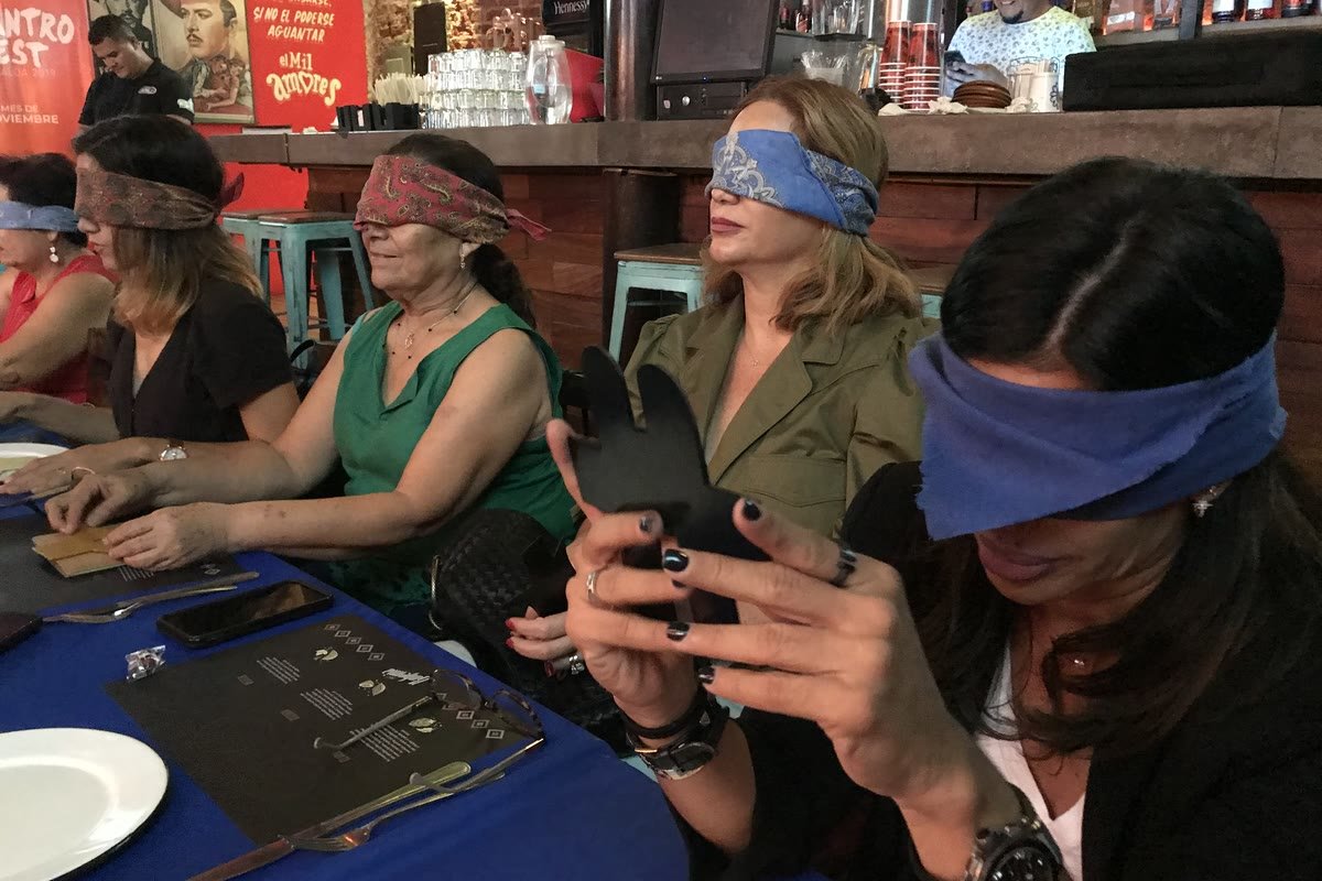 Dinámica sensorial con los ojos vendados en un taller vivencial