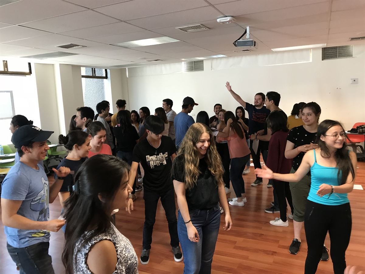 Jóvenes universitarios en una dinámica de liderazgo