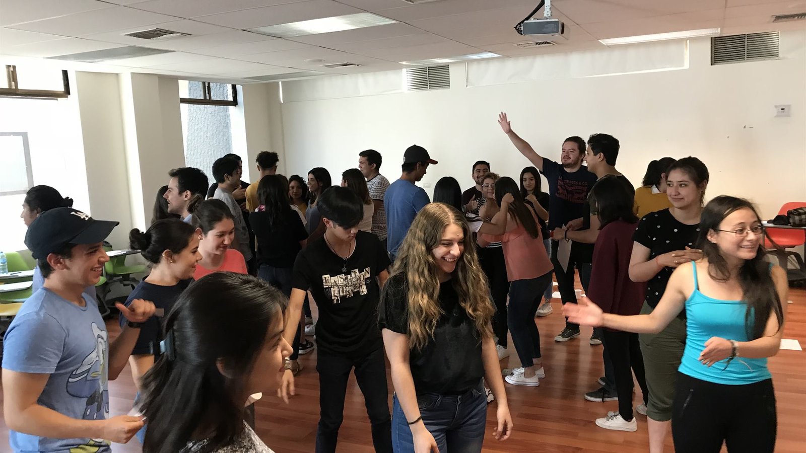 Jóvenes en una dinámica de liderazgo de AUKER Youth