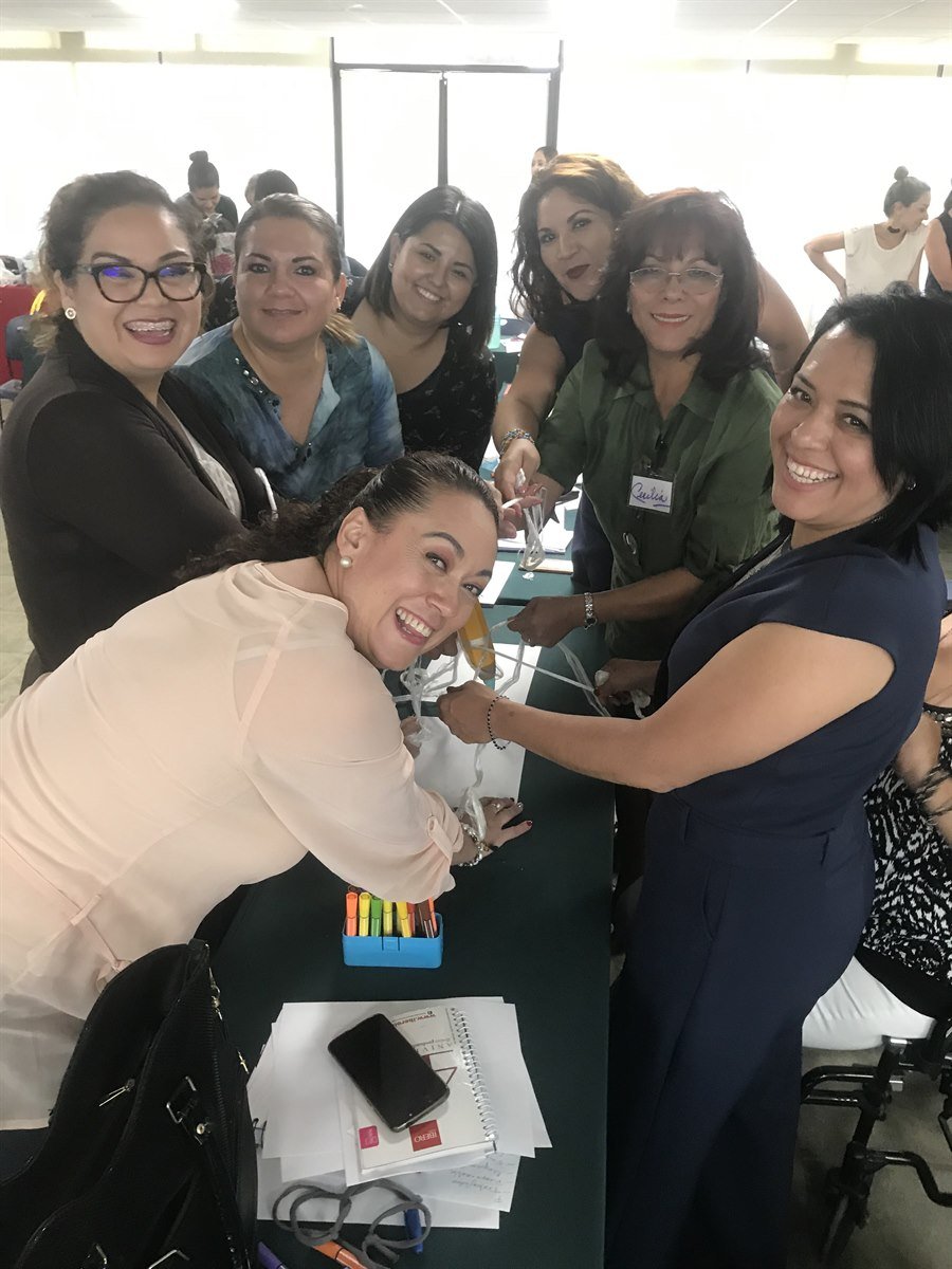 Participantes de un taller de AUKER Training trabajando en equipo