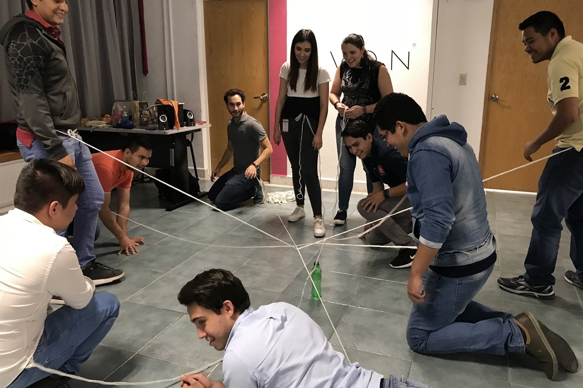 Dinámica de team building de AUKER con cuerdas en el piso