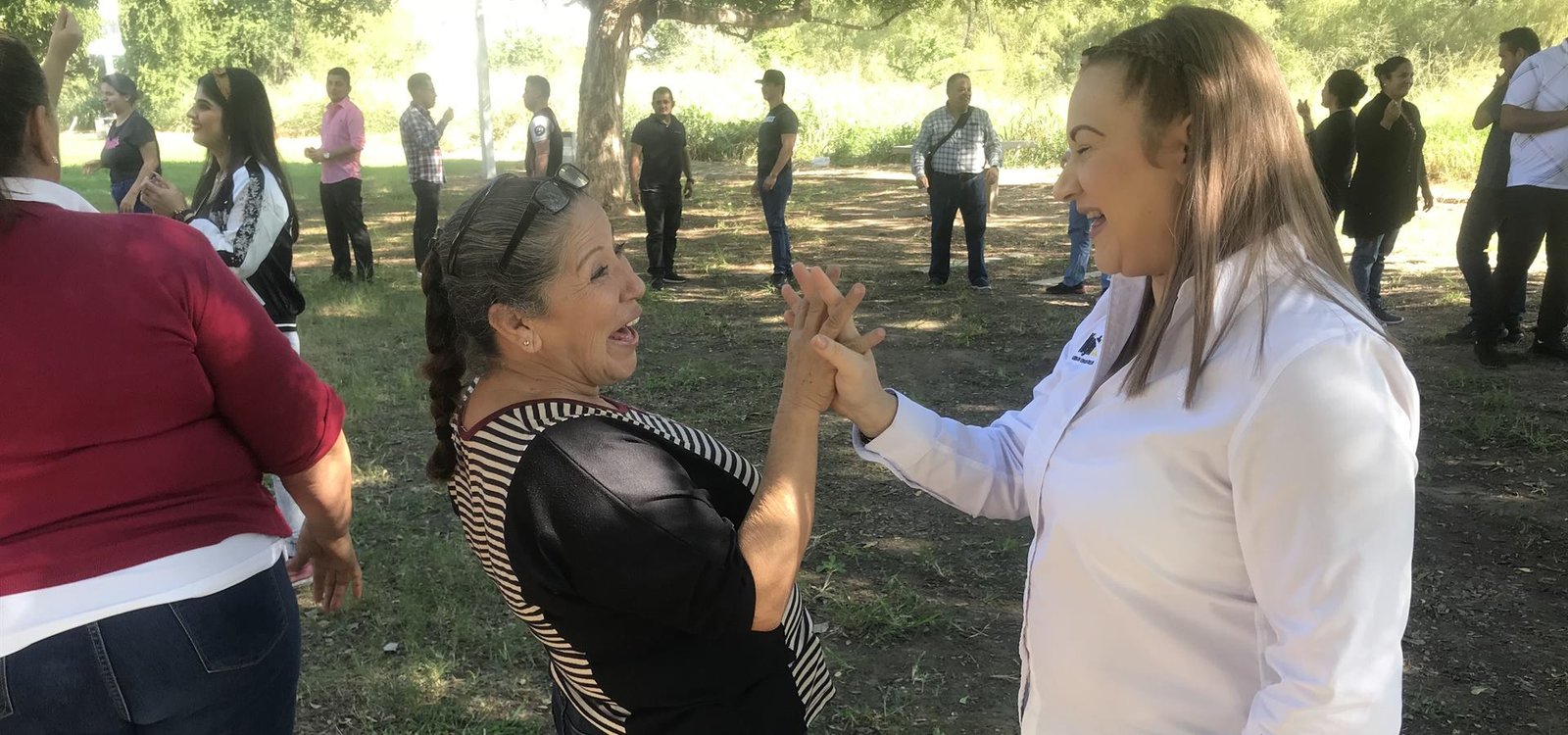 Participantes en una dinámica AUKER al aire libre